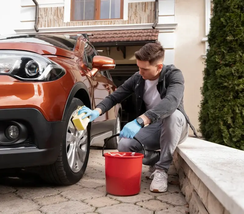 Lavage auto à domicile Givrand : professionnel intervenant sur un véhicule